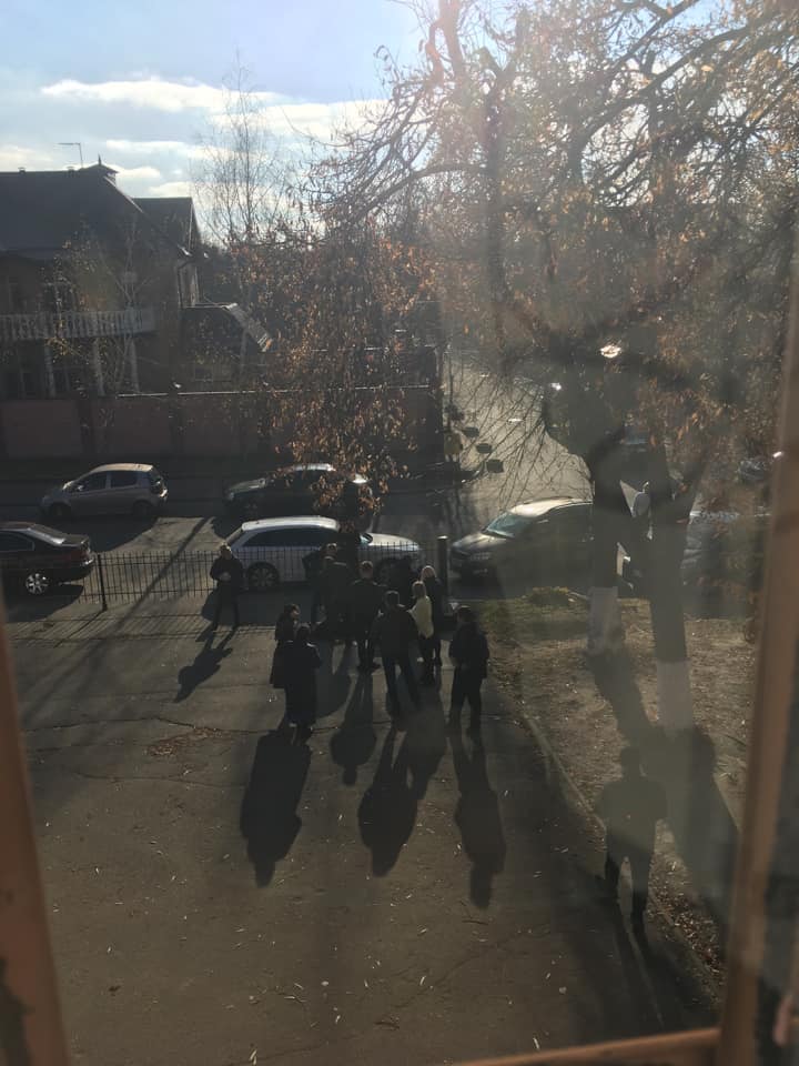 Біля Києво-Святошинського суду сталася стрілянина, є постраждалий 01