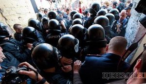 Сторонники Тимошенко штурмуют Печерский суд. ФОТОрепортаж