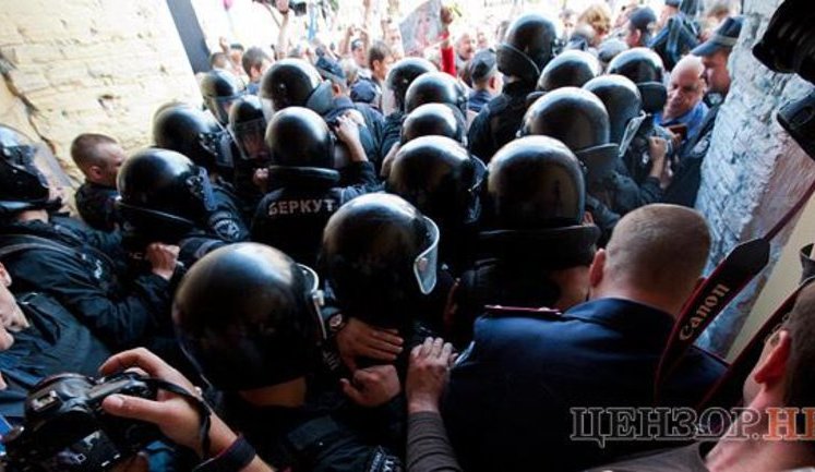 Сторонники Тимошенко штурмуют Печерский суд. ФОТОрепортаж