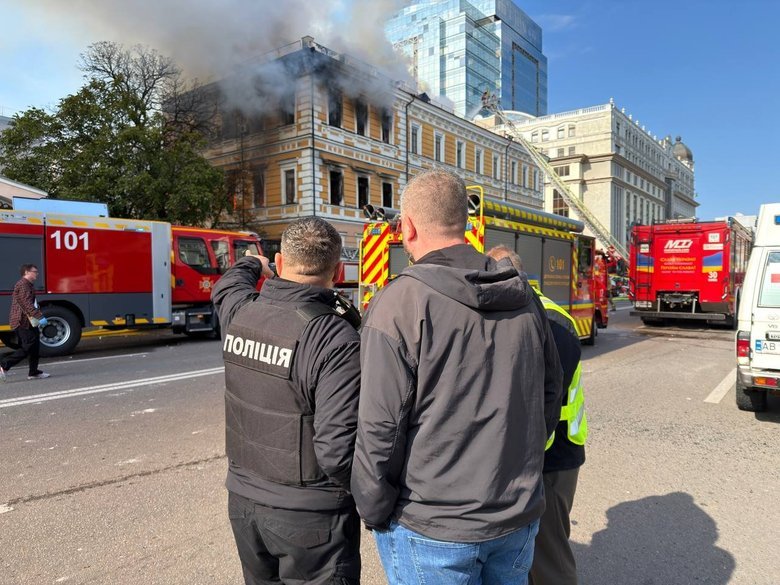 Люди рятуються з охопленої вогнем будівлі НАН України після удару РФ