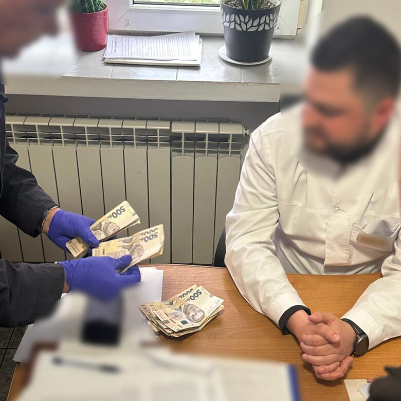 Луцьку затримали лікаря за фальшиві довідки