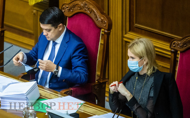 Розповідь Медведчука, обійми від Балоги, нарада у Верещук, дискусія Гетманцева і привітання Разумкова Халимону, - день роботи ВР 1 грудня 13