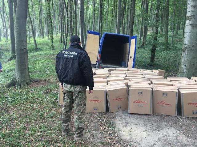 Налоговики в Черновицкой области задержали партию сигарет на сумму более 1,5 млн грн, которую планировалось незаконно перевезти в Румынию 01