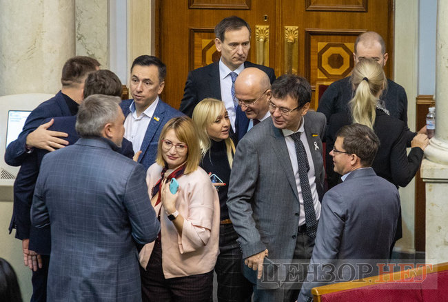 Вітальний поцілунок Стефанчука і Третьякової, замислена Тимошенко і розпростерті обійми Федини для Вятровича, - робота ВР 3 грудня 09