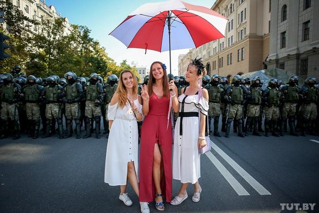 Протесты в Беларуси: Саша, выходи, будем поздравлять 09
