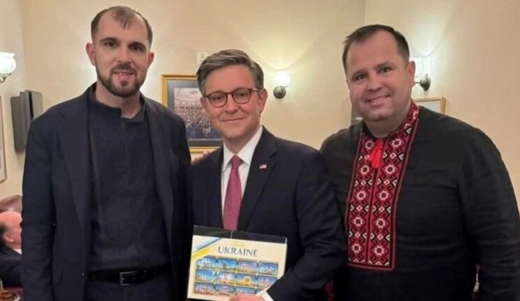 Спікер Джонсон зустрівся з одеситом Сергієм Гайдаржи, дружина і 4-місячний син якого загинули від обстрілу РФ. ФОТО