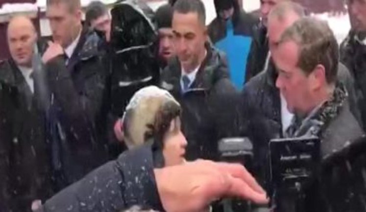 "Не треба. Підведіться, будь ласка", - мешканка Алтайського краю на колінах попросила прем'єра РФ увімкнути гарячу воду в будинку. ВIДЕО
