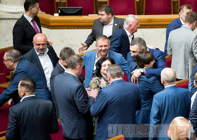 Зеленский с булавой, отвернувшийся Порошенко, Савченко в медалях, смеющиеся Луценко и Грицак, - инаугурация шестого Президента Украины Зеленского 13