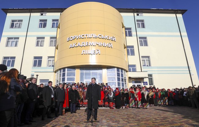 Не может украинская церковь управляться из Москвы, когда РФ напала на нас, захватила Крым и убивает украинцев, - Порошенко 02