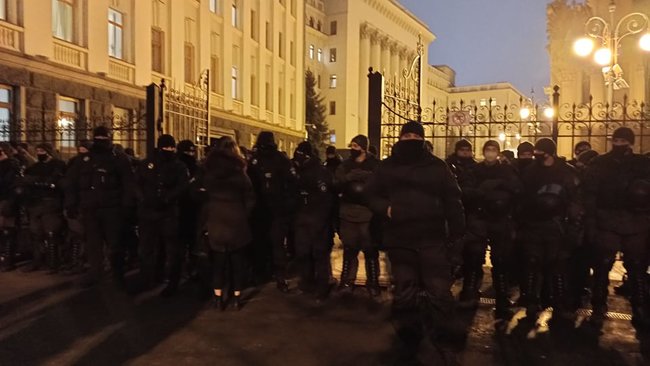 Під офісом Зеленського у Києві відбувається акція протесту проти вироку Стерненку, почалися сутички з правоохоронцями 02