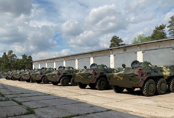 Киевский бронетанковый завод передал военным 9 отремонтированных БТР-80 02