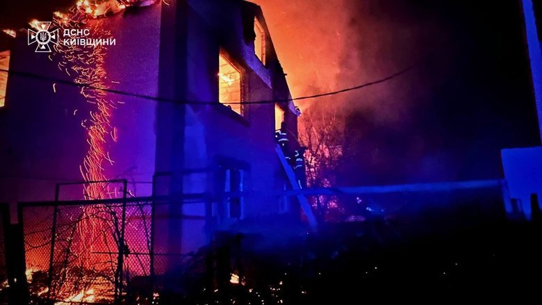 Нічні обстріли на Київщині: постраждалі, завали та допомога рятувальників