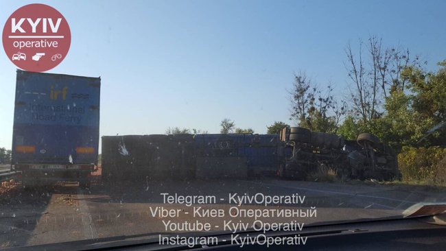 Фура с яблоками перевернулась на трассе Киев-Харьков: водитель погиб 04
