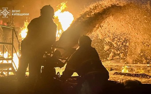 У Бориспільському районі досі гасять пожежу після 