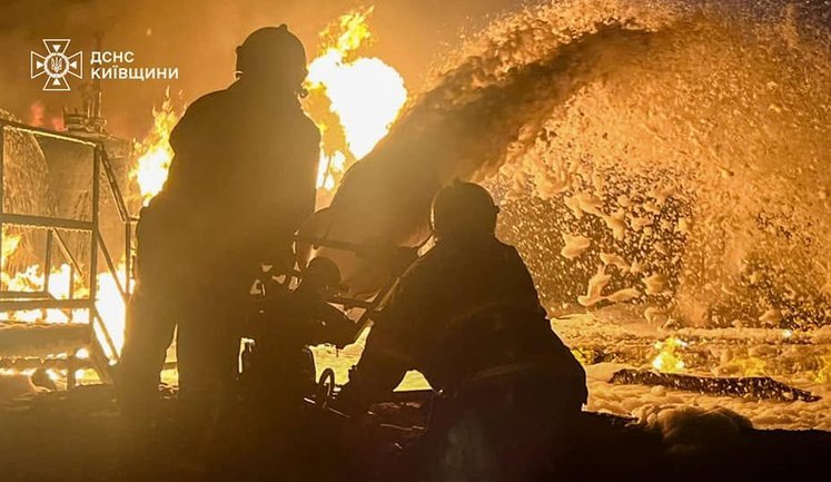 У Бориспільському районі досі гасять пожежу після атаки російського БпЛА. ФОТОрепортаж