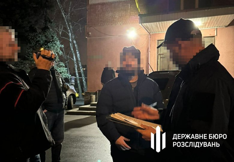 Правоохоронець допомагав ухилянтам виїхати