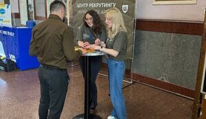 На железнодорожном вокзале во Львове заработал информационный пункт рекрутинга в ВСУ. ФОТОРЕПОРТАЖ