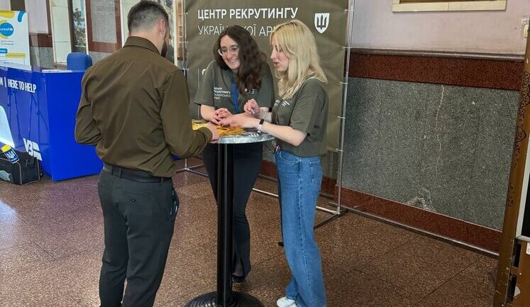 На железнодорожном вокзале во Львове заработал информационный пункт рекрутинга в ВСУ. ФОТОРЕПОРТАЖ