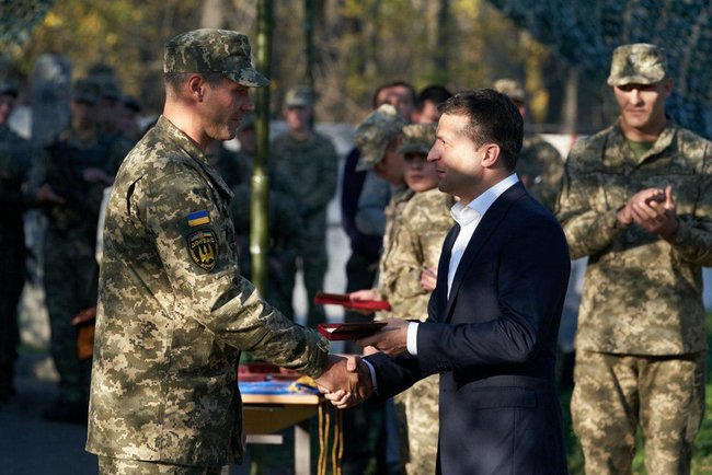 Україна підвелася на ноги, обтрусила пил і сказала ворогам: Не дочекаєтеся! - Зеленський на Донбасі 06 Україна підвелася на ноги, обтрусила пил і сказала ворогам: Не дочекаєтеся! - Зеленський на Донбасі 06