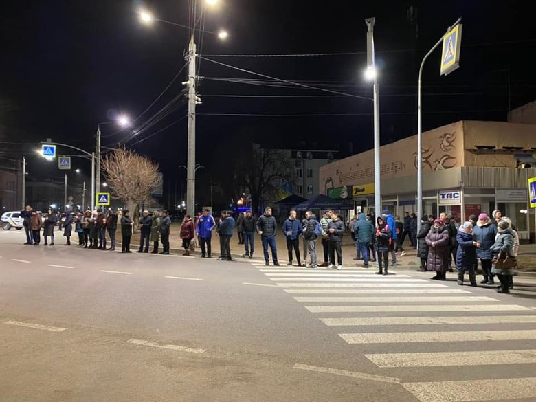 Тульчин живым коридором встретил тело погибшего в результате российского обстрела воина 56-й ОМПБр Дениса Кононенко. Люди стали на колени перед героем 08