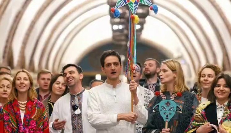 Посольства Франції, Німеччини та Британії заспівали "Щедрика" у київському метро. ВIДЕО