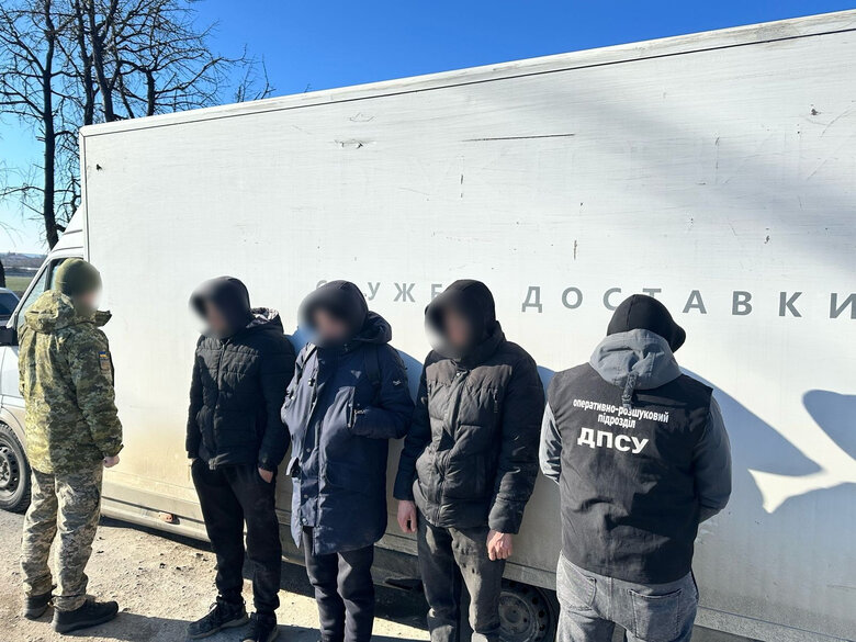 На Буковині затримали експедитора, який віз ухилянта у вантажівці