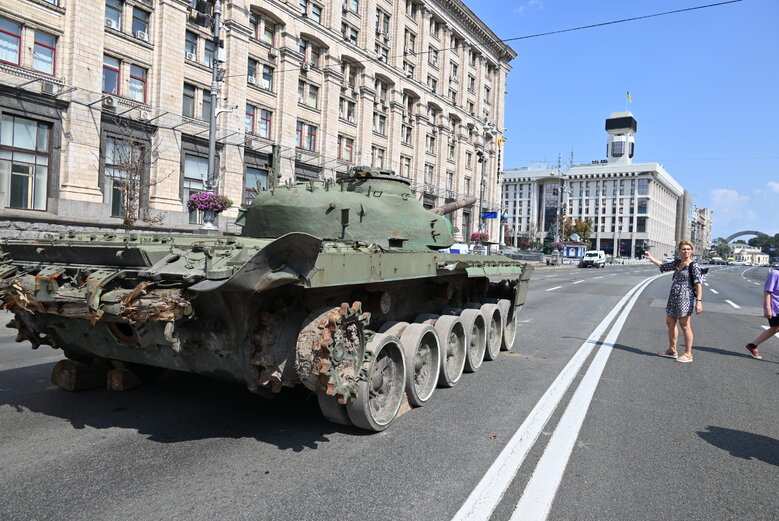 Выставка уничтоженной военной техники РФ на столичном Крещатике 04