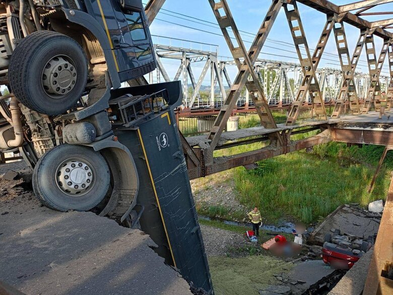 Bridge over Teresva River collapsed in Transcarpathia while cars are driving 02