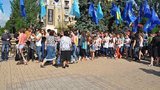 Школьники отмечают день рождения Пушкина под флагами Партии регионов. ФОТО