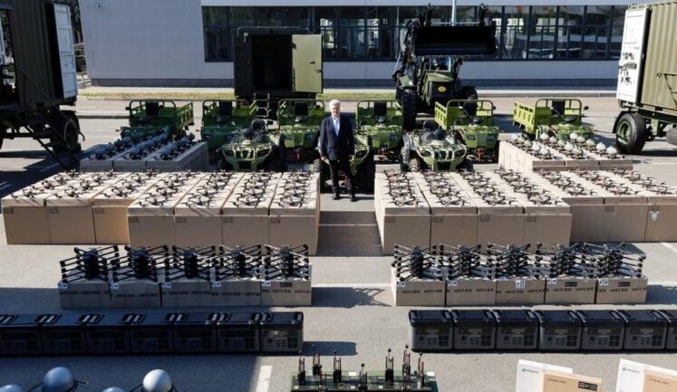 Кілька сотень FPV-дронів, денні та нічні "Мавіки", а також нову мобільну техніку отримають захисники на передовій. ФОТОрепортаж