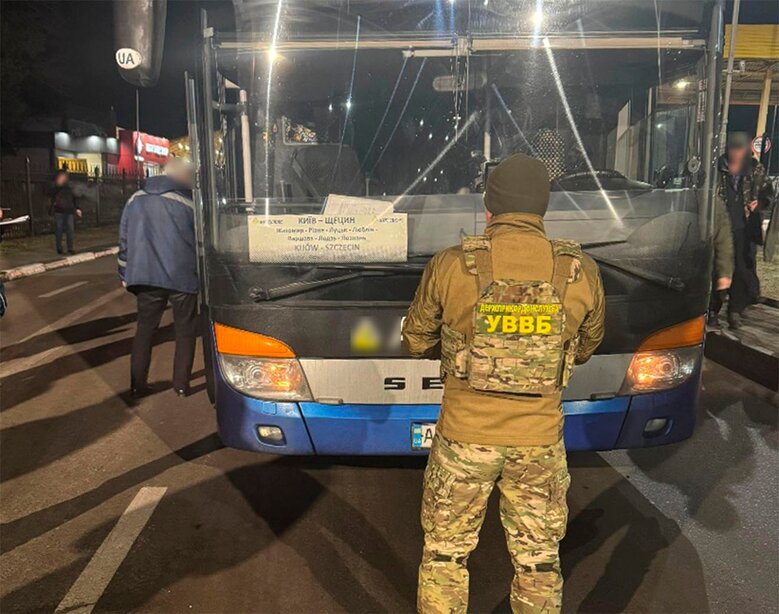 Незаконне переправлення за кордон чоловіків