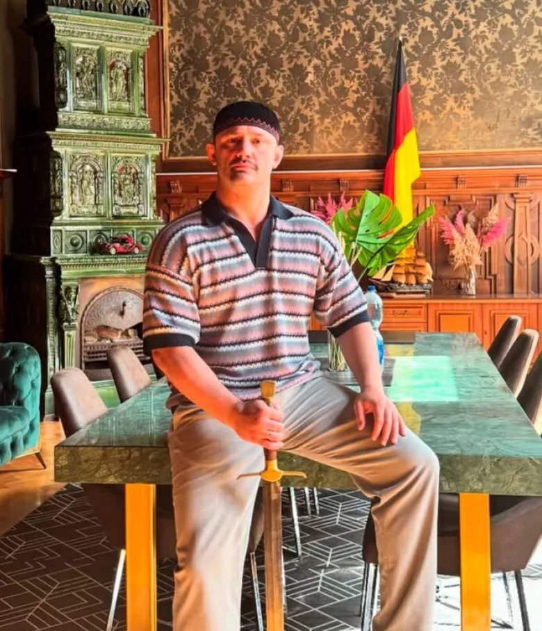 Ноа Крігер (Мурад Дадаєв) відвідав Чечню та подарував кортик Ахмеду Дудаєву