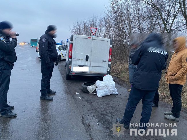 Глава сельсовета на Ривненщине незаконно перевозил около 30 кг янтаря на сумму $30 тыс., - Нацполиция 02