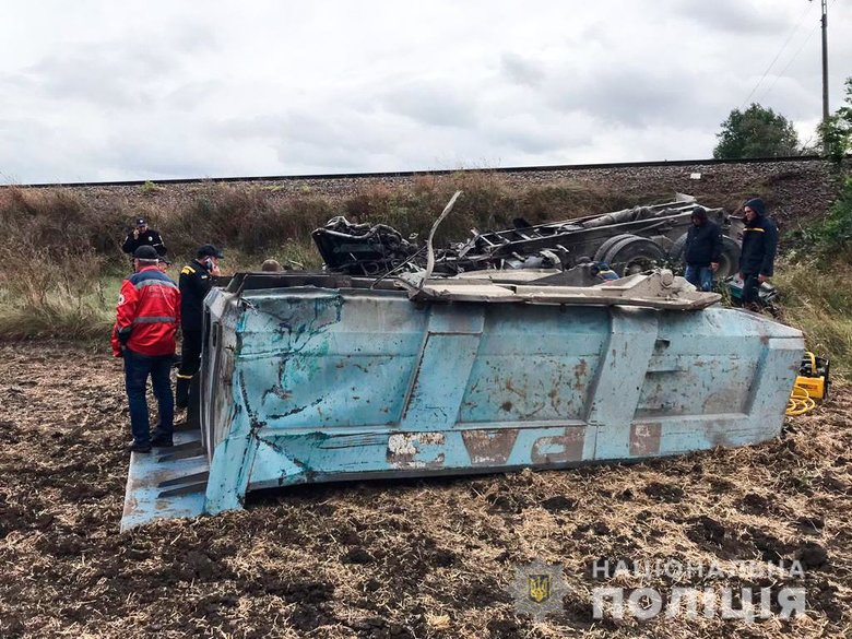 Локомотив столкнулся с грузовиком КрАЗ на Николаевщине, водитель погиб, - Нацполиция 02