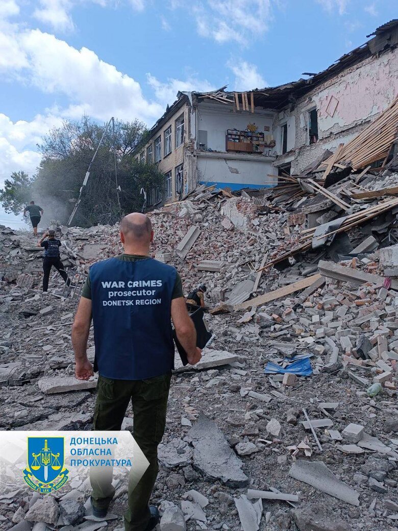 Рашисти вдарили по школі на Донеччині: Загинула вчителька та бухгалтерка, 6 осіб дістали поранення 02