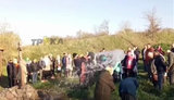 На Харківщині священник "освятив" вірян просто з відра. ВIДЕО