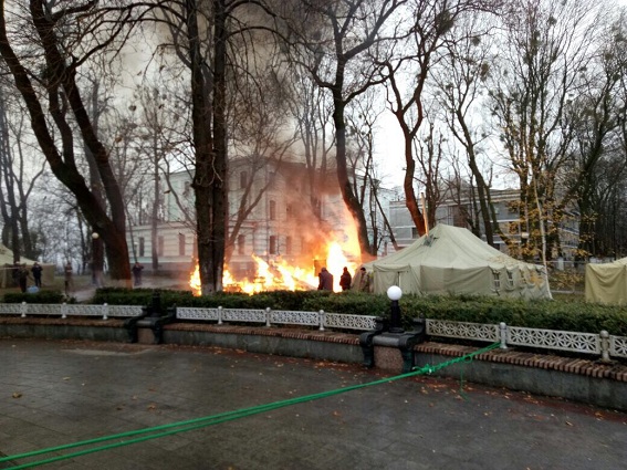 Під Радою згорів намет, постраждалих немає, - Нацполіція 02