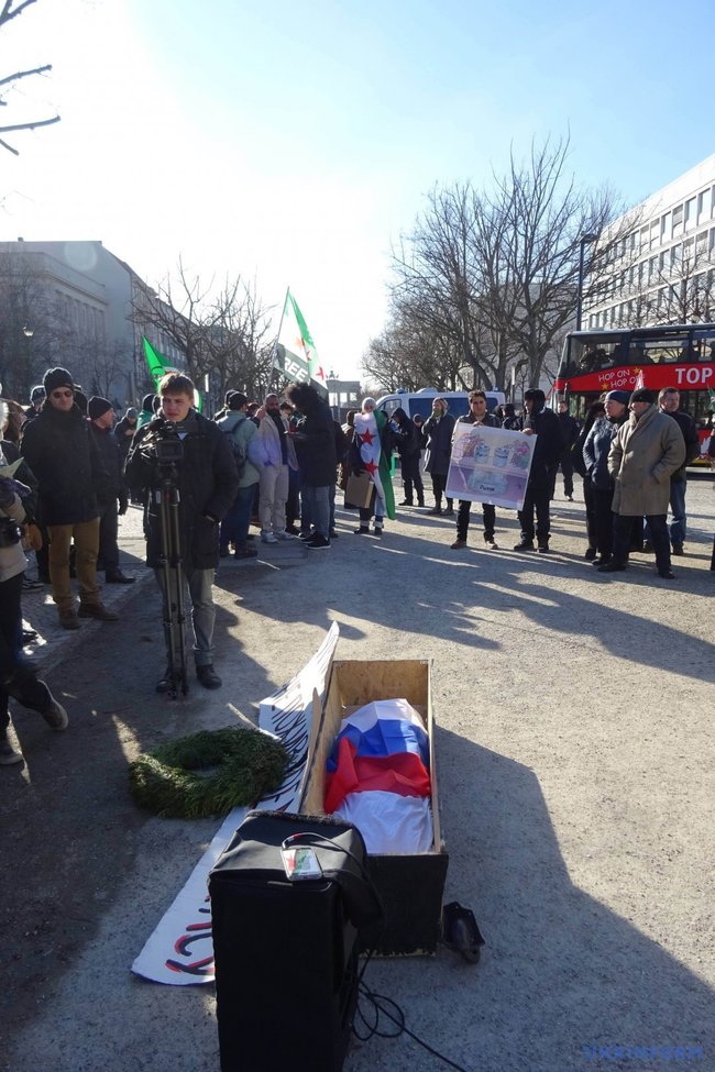 Новий термін - це загроза великої війни. В Берліні протестували проти виборів Путіна 02