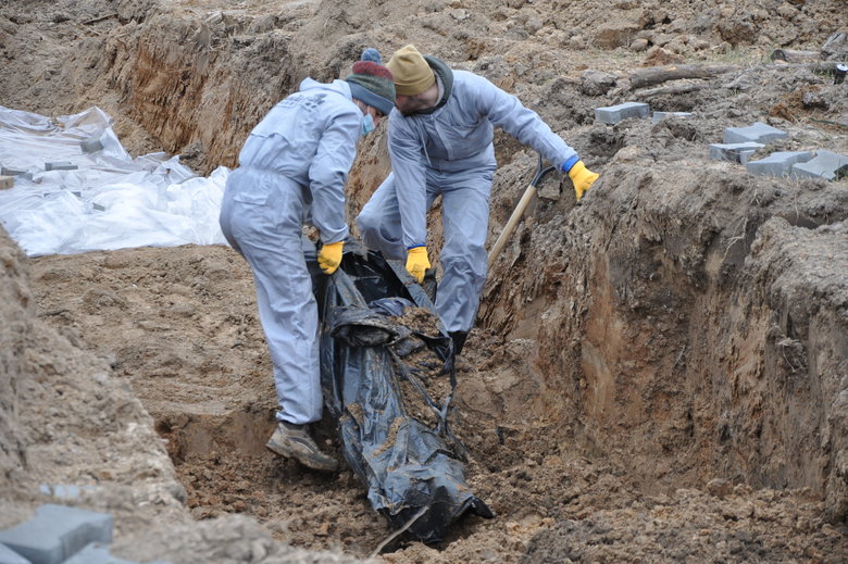 В Бучі ексгумують з братської могили тіла вбитих росіянами мирних жителів: Майже всі з вогнепальними пораненнями, деякі із завязаними руками та ногами 28