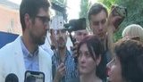 "Гаразд, презерватив я принесла. Як я, бл#дь, принесу їм бензин? Тут же у вас КПП. Підкинули ви, бл#дь, й#бані ви в рот! П#дараси ви!" - прихильниця "торнадівців" обматюкала чиновника. ВIДЕО