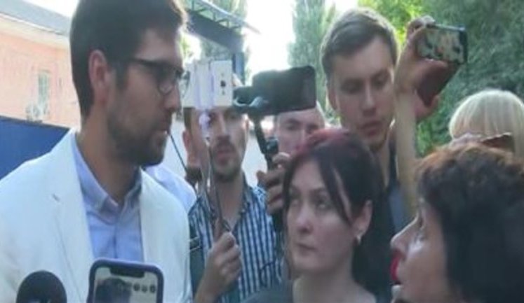 "Ладно, презерватив я принесла. Як я, бл#дь, принесу їм бензин? Тут же у вас КПП. Підкинули ви, бл#дь, й#бані ви в рот! П#дараси ви!" - сторонница "торнадовцев" обматерила чиновника. ВИДЕО