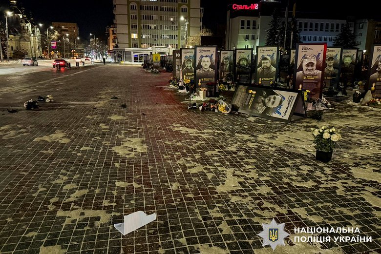 Жінка повалила портрети загиблих Героїв у Рівному