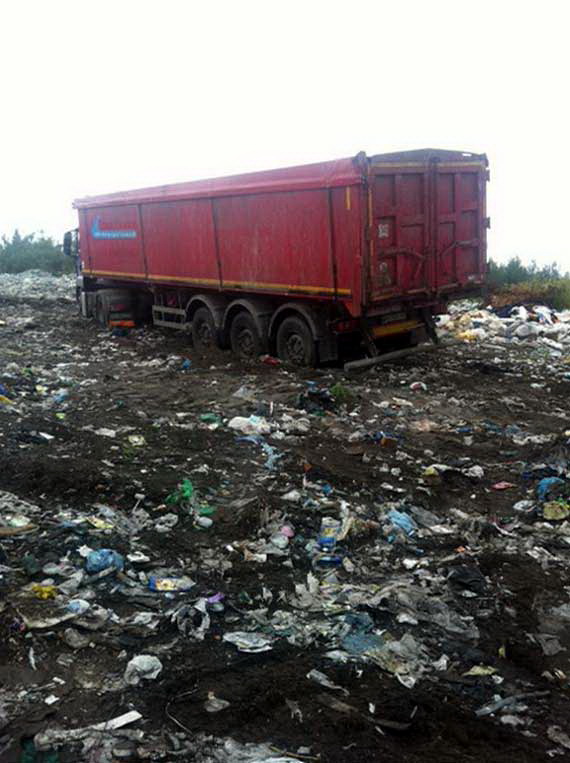 Водій сміттєвоза намагався потайки вивантажити львівські відходи на Житомирщині 02 Водій сміттєвоза намагався потайки вивантажити львівські відходи на Житомирщині 02