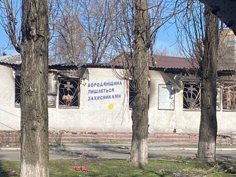 Над нами кружляли лелеки, а я зіщулилася, бо, здавалося, - це знову російські літаки прилетіли, - жителька Бородянки 01