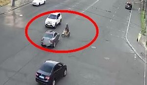 Мопед и автомобиль Audi столкнулись на улице Липкивского в Киеве. ВИДЕО камер наблюдения