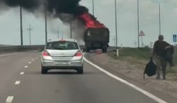 Росіянин показав палаючу військову автівку РФ після удару дронів
