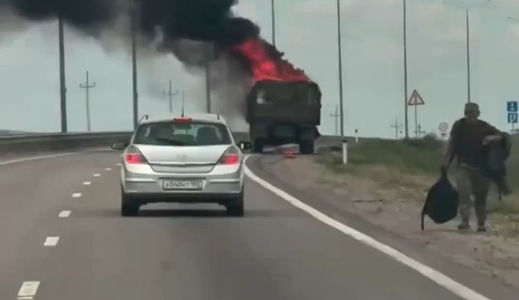 Росіянин зафільмував палаючу військову автівку РФ посеред траси: "Назад только пешком, под дронами". ВIДЕО