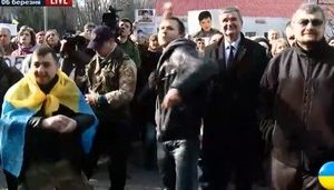 Мітингувальники закидали яйцями Посольство Росії в Києві. ВІДЕО+ФОТО