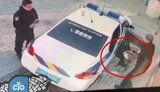 Поліцейські вкрали сміттєву корзину на мийці самообслуговування в Костянтинівці. ВІДЕО камер спостереження