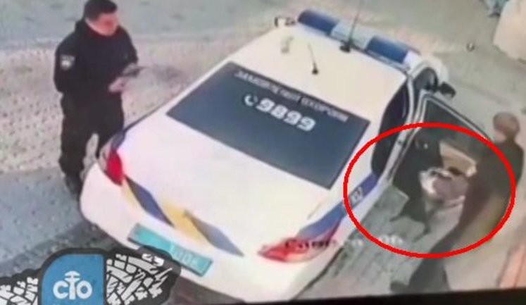Поліцейські вкрали сміттєву корзину на мийці самообслуговування в Костянтинівці. ВІДЕО камер спостереження